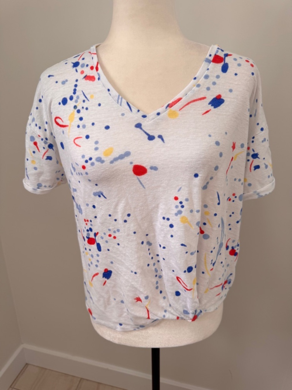 CHARLIE B White V-Neck Linen Short Sleeve Top with Multi Color Splash Print Sz S